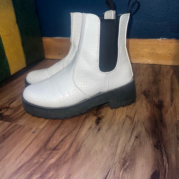 White Croc Embossed Chelsea Boots Chunky Platform Ankle Booties Size 7 - Picture 1 of 13